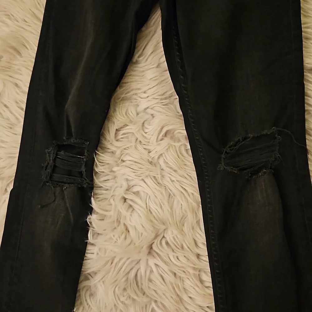 ~~H&M High-Waisted Skinny Jeans – Black Ripped Denim, Size 29/32~~